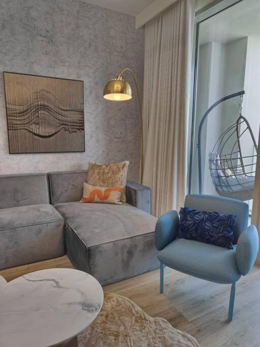 Burj View - 10 Minutes Walk Dream Lux Designer 3bd بيت للعطل
