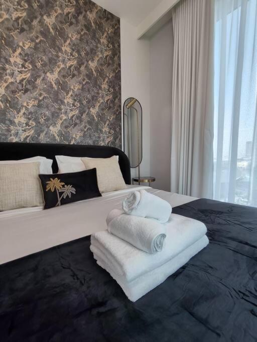 بيت للعطل Burj View - 10 Minutes Walk Dream Lux Designer 3bd دبي