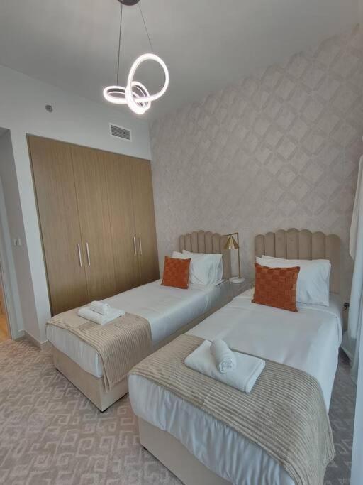 Burj View - 10 Minutes Walk Dream Lux Designer 3bd بيت للعطل