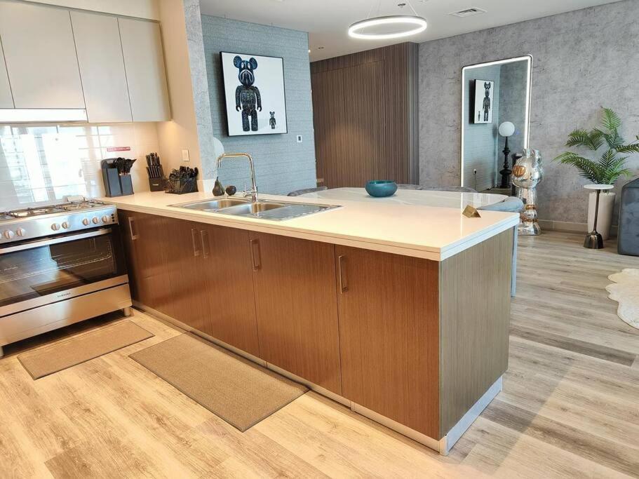 Burj View - 10 Minutes Walk Dream Lux Designer 3bd بيت للعطل