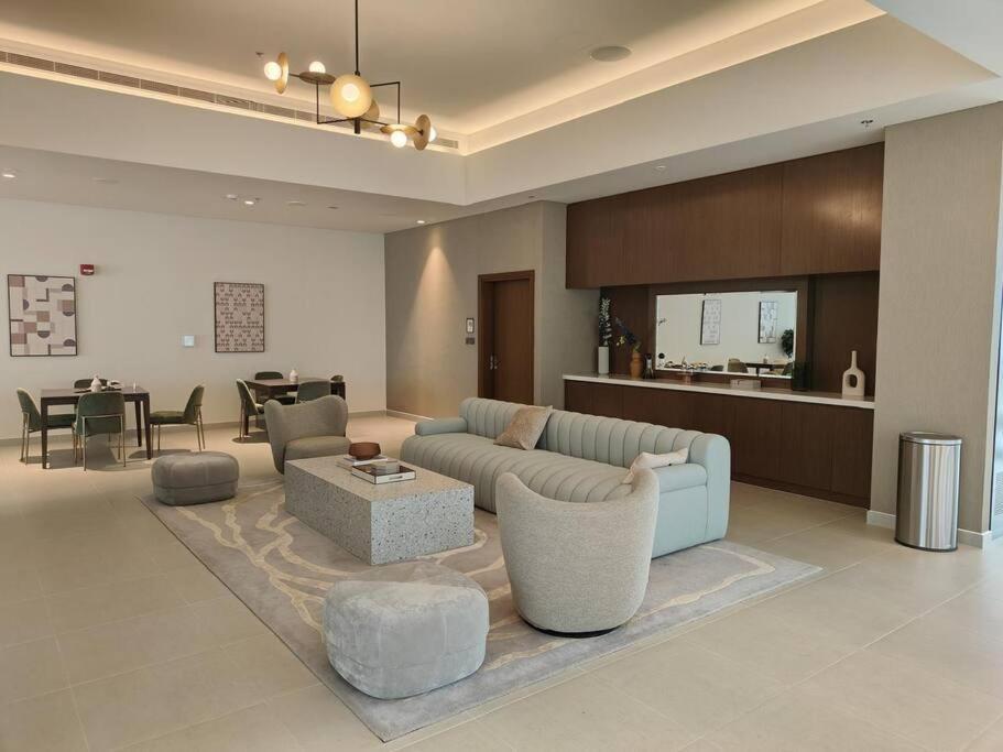 بيت للعطل Burj View - 10 Minutes Walk Dream Lux Designer 3bd