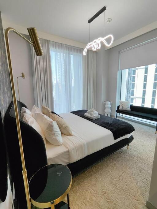 بيت للعطل Burj View - 10 Minutes Walk Dream Lux Designer 3bd *