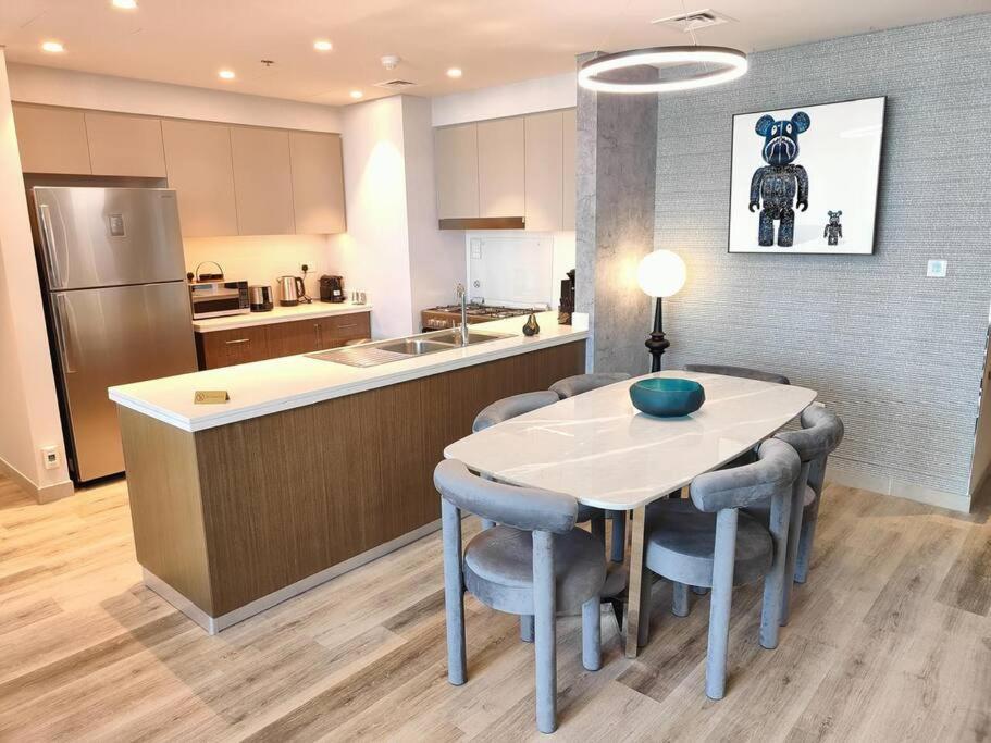 بيت للعطل Burj View - 10 Minutes Walk Dream Lux Designer 3bd دبي
